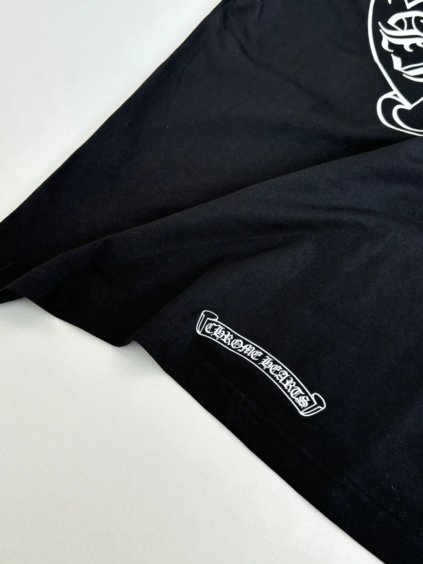 P226 Chrome Heart*/Chrome Heart Horseshoe print pocket printed short-sleeved T-shirt Made of the same heavy-weight pure cotton material as the original, high-count yarn is light, thin and breathable. Imported ink three-dimensional printing, skin-friendly and breathable. And through anti-shrinkage treatment, it will not be easily deformed after long-term wear. The imported ink has passed Oeko-Tex Standard 100 environmental protection certification. The color fastness reaches level 4-5, and there is no obvious fading after 50 times of washing. Strictly proofread the color management system of digital printing. Custom woven and dyed, no color difference from the original version Size: S/M/L